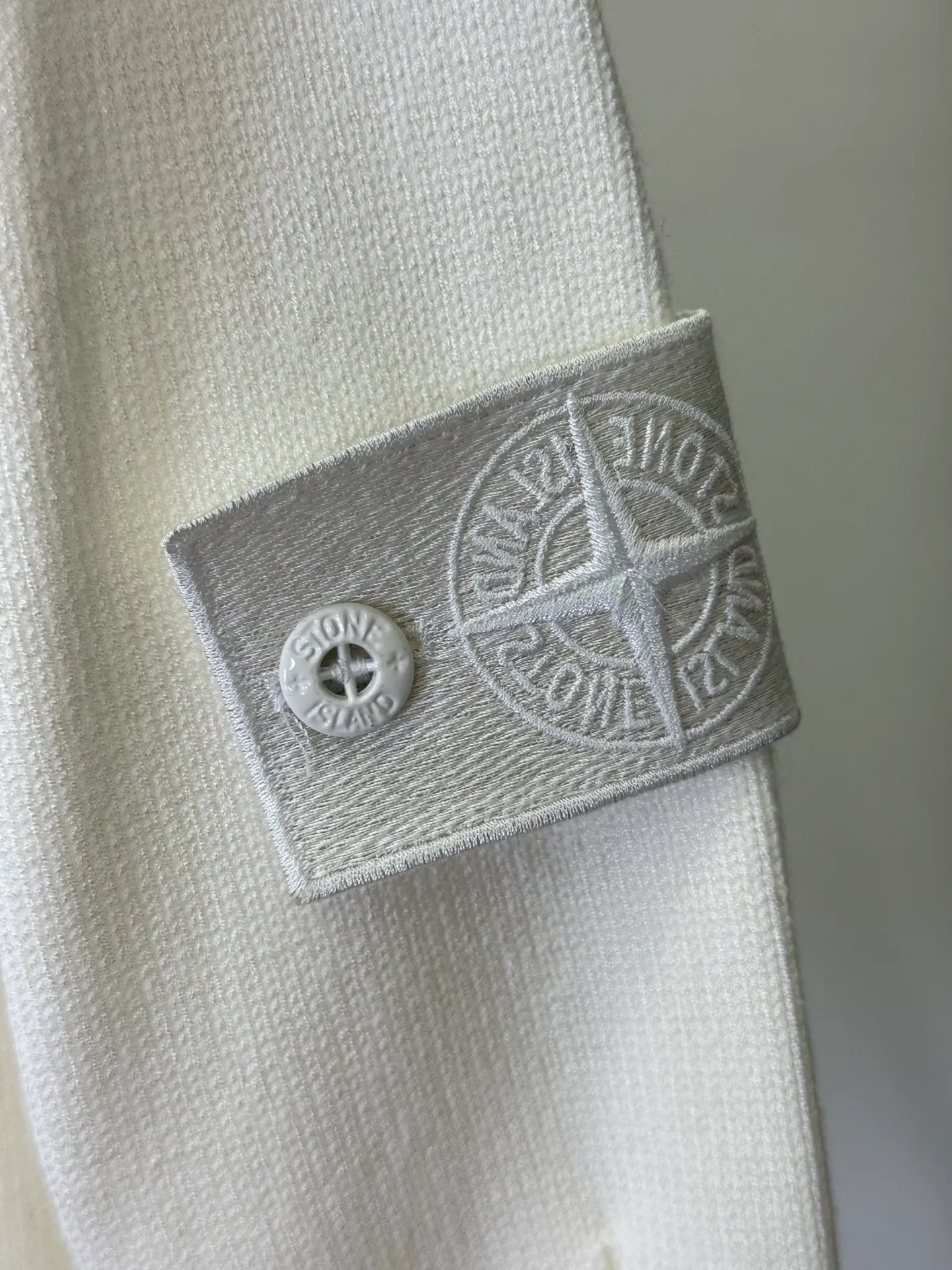 P400 💕Stone Island’s knitted sweater transforms workwear aesthetics into street-quality white moonlight. In the “style breakout battle” of trendy brands, Stone Island’s white round-neck knitted sweater is a wonderful symbiosis of “function and freshness”.  It uses delicate knitting technology to create a soft silhouette. The low-key cross logo on the chest and the three-dimensional cable tie details on the sleeves are the fashionable luxury code engraved in Stone Island's genes. The pure white model hides the workwear texture in simplicity; the classic round neck is suitable for all styles and is the "style palette" in the wardrobe.  As an ingenious work of an Italian fashionable luxury brand, its knitted texture is soft, waxy and tough. The upper body has both workwear-style details and a refreshing body feel for daily wear. Whether you wear it with overalls for a functional trend, or with jeans for a street style, you can easily wear it with a high-end feel that "fashion-savvy fashionistas will understand instantly."  This autumn and winter, let it become the "White Samurai Badge" in your wardrobe and unlock Stone Island-style functional aesthetics for daily life.